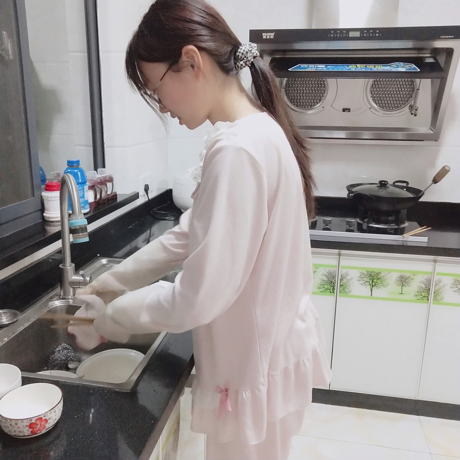 图为汪佳漪同学在家帮助父母洗碗的照片